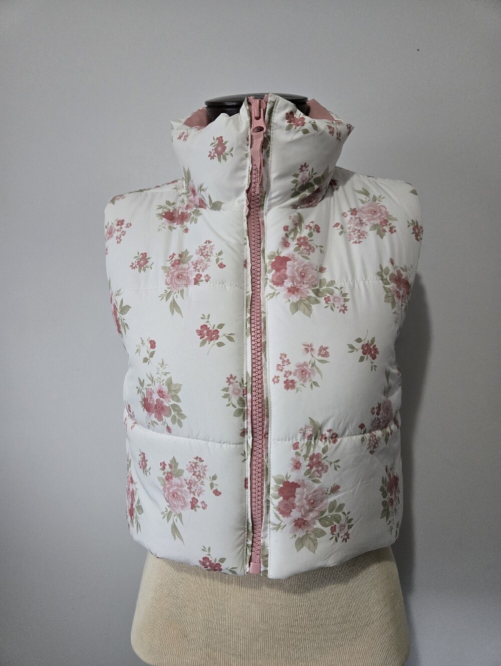 Altar'd State White Floral Cropped Puffer Vest with Pink Trim. Size XS